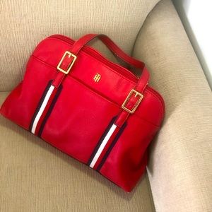 𝐓𝐨𝐦𝐦𝐲 𝐇𝐢𝐟𝐢𝐠𝐞𝐫 𝐬𝐡𝐨𝐥𝐝𝐞𝐫 𝐛𝐚𝐠